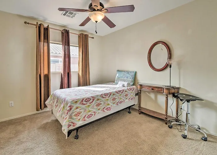 Near Golf, Dining & Shops! *