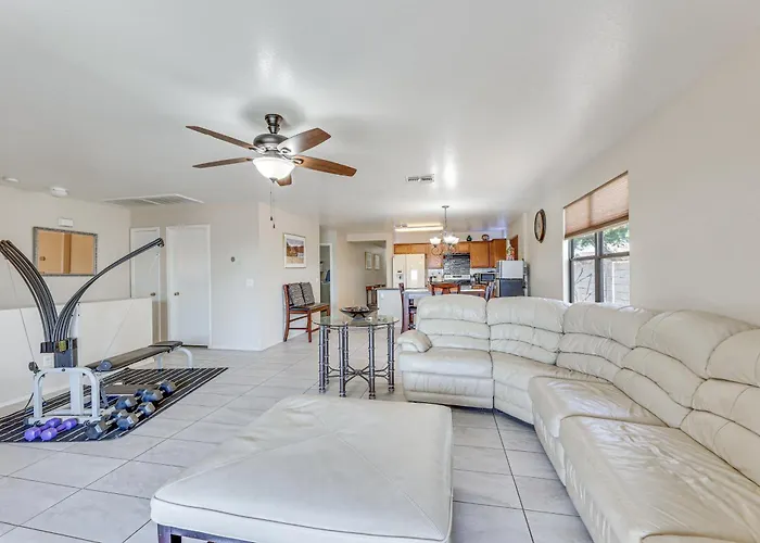 Near Golf, Dining & Shops! *