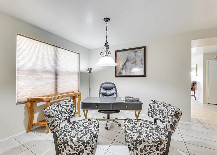 Near Golf, Dining & Shops! *